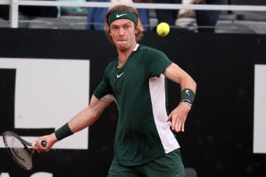 ROME, ITALY - 10.05.2022: ANDREY RUBLEV (RUSSAN), 10 Mayıs 2022 tarihinde İtalya 'nın Foro Italico şehrinde oynanan Internazionali BNL D' Italia 'daki tek kişilik tur karşılaşmasında F.KRAJINOVIC (SERBIA) ile oynamıştır..