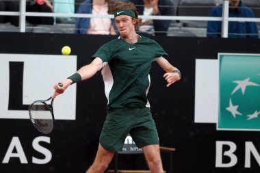 ROME, ITALY - 10.05.2022: ANDREY RUBLEV (RUSSAN), 10 Mayıs 2022 tarihinde İtalya 'nın Foro Italico şehrinde oynanan Internazionali BNL D' Italia 'daki tek kişilik tur karşılaşmasında F.KRAJINOVIC (SERBIA) ile oynamıştır..