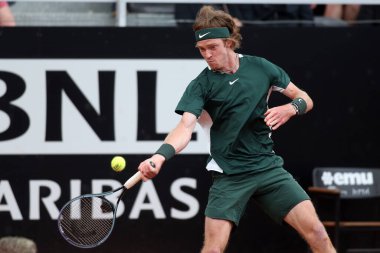 ROME, ITALY - 10.05.2022: ANDREY RUBLEV (RUSSAN), 10 Mayıs 2022 tarihinde İtalya 'nın Foro Italico şehrinde oynanan Internazionali BNL D' Italia 'daki tek kişilik tur karşılaşmasında F.KRAJINOVIC (SERBIA) ile oynamıştır..