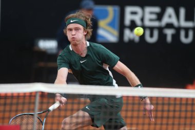 ROME, ITALY - 10.05.2022: ANDREY RUBLEV (RUSSAN), 10 Mayıs 2022 tarihinde İtalya 'nın Foro Italico şehrinde oynanan Internazionali BNL D' Italia 'daki tek kişilik tur karşılaşmasında F.KRAJINOVIC (SERBIA) ile oynamıştır..