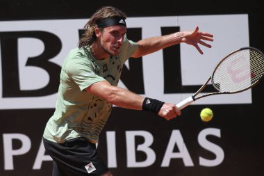 ROME, ITALY - 12.05.2022: K.KHACHANOV (RUS), 12 Mayıs 2022 tarihinde İtalya 'nın Foro Italico şehrinde oynanan Internazionali BNL D' Italia 'da oynanan tek kişilik tur karşılaşmasında S.TSITSIPAS (GREEK) ile oynamıştır..
