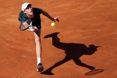 ROME, ITALY - 12.05.2022: F.KRAJINOVIC (SRB), 12 Mayıs 2022 tarihinde İtalya 'nın Foro Italico şehrinde oynanan Internazionali BNL D' Italia 'da oynanan tek kişilik tur karşılaşmasında J.SINNER (ITALY) ile oynamıştır..