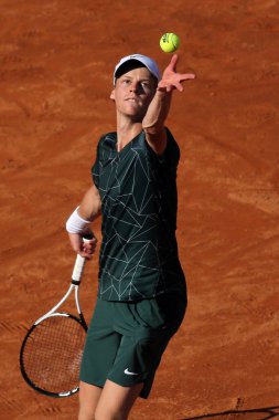 ROME, ITALY - 12.05.2022: F.KRAJINOVIC (SRB), 12 Mayıs 2022 tarihinde İtalya 'nın Foro Italico şehrinde oynanan Internazionali BNL D' Italia 'da oynanan tek kişilik tur karşılaşmasında J.SINNER (ITALY) ile oynamıştır..