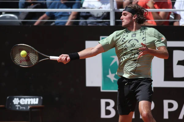 ROME, ITALY - 12.05.2022: K.KHACHANOV (RUS), 12 Mayıs 2022 tarihinde İtalya 'nın Foro Italico şehrinde oynanan Internazionali BNL D' Italia 'da oynanan tek kişilik tur karşılaşmasında S.TSITSIPAS (GREEK) ile oynamıştır..