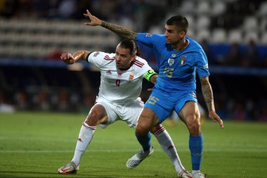 ROME, İtalya - 07.06.2022: ADAM SZALAI (HUN), GIANLUCA MANCINI (ITALI) UEFA Milletler Ligi 2023 futbol karşılaşması sırasında İtalya ile Hungary arasında oynanan Orogel Stadyumu-Dino Manuzzi maçında Cesena, 07 Haziran 2022.