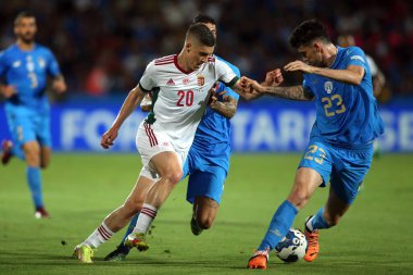 ROME, İtalya - 07.06.2022: ROLAND Sthe (HUN), ALESSANDRO BASTONI (ITALY), UEFA Milletler Ligi 2023 'te İtalya ile Hungary arasındaki maç sırasında Cesena' daki Orogel Stadyumu-Dino Manuzzi maçı, 07 Haziran 2022.