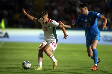 ROME, İtalya - 07.06.2022: ROLAND Sthe (HUN), ALESSANDRO BASTONI (ITALY), UEFA Milletler Ligi 2023 'te İtalya ile Hungary arasındaki maç sırasında Cesena' daki Orogel Stadyumu-Dino Manuzzi maçı, 07 Haziran 2022.