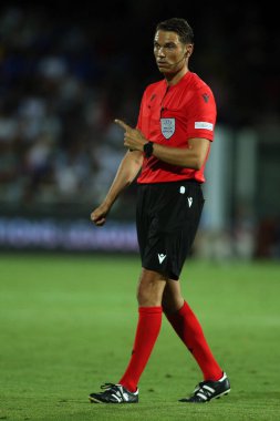 ROME, İtalya - 07.06.2022: REFEREE SANDRO SCHARER UEFA Milletler Ligi 2023 futbol karşılaşması sırasında İtalya ile Hungary arasındaki Orogel Stadyumu-Dino Manuzzi maçı, 07 Haziran 2022.