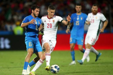 ROME, İtalya - 07.06.2022: DAVIDE CALABRIA (İTALYA), ROLAND Sthe (HUN) UEFA Uluslar Ligi 2023 futbol karşılaşması sırasında İtalya ile Hungary arasındaki maçta Cesena 'daki Orogel Stadyumu-Dino Manuzzi, 07 Haziran 2022.