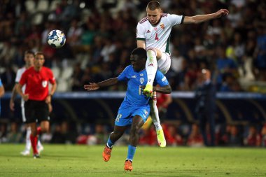 ROME, İtalya - 07.06.2022: WILFRIED GNONTO (ITALY), ATTILA SZALAI (HUN) UEFA Milletler Ligi 2023 futbol karşılaşması sırasında İtalya ile Hungary arasında oynanan Orogel Stadyumu-Dino Manuzzi maçında Cesena, 07 Haziran 2022.