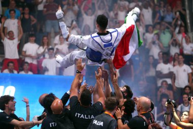 ROME, İtalya - 05.06.2022: Simone Alessio (italy) Roma 'nın Foro Italico şehrinde düzenlenen Roma Taekwondo Grand Prix' si sırasında Mısır 'ın Seyif Eissa (Mısırlı) kategorisinde finalde altın madalya kazandı..