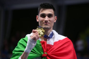 ROME, İtalya - 05.06.2022: Simone Alessio (italy) Roma 'nın Foro Italico şehrinde düzenlenen Roma Taekwondo Grand Prix' si sırasında Mısır 'ın Seyif Eissa (Mısırlı) kategorisinde finalde altın madalya kazandı..