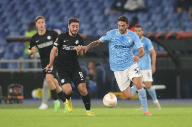 Roma, İtalya 13.10.2022: Lazio 'lu Cataldi, Sturm Graz' lı Kiteishvili UEFA Avrupa Ligi 2022 / 2023 Grup f, 4. gün, S.S. Lazio 'ya karşı Roma Olimpiyat Stadyumu' nda 13 Ekim 2022 'de Sturm Graz