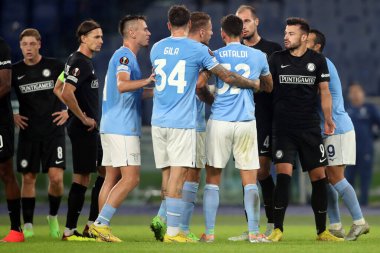 Roma, İtalya 13.10.2022: UEFA Avrupa Ligi 2022 / 2023 Grup f, S.S. Lazio 'nun 13 Ekim 2022' de Roma 'daki Olimpiyat Stadyumu' nda Sturm Graz 'a açtığı davada Sturm Graz ile birlikte Lazio' lu Kataldi protesto gösterisi yaptı.