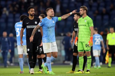 Roma, İtalya 13.10.2022: UEFA Avrupa Ligi 2022 / 2023 Grubu f, 4. gün, S.S. Lazio - Sturm Graz maçında hakem Stegemann ile 13 Ekim 2022 'de Roma Olimpiyat Stadyumu' nda Lazio 'nun hareketsizliğini protesto etti.