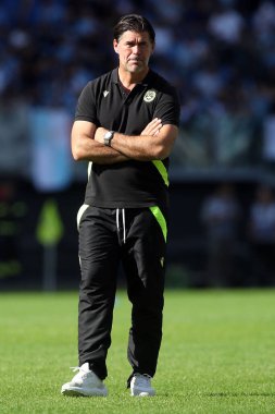 Roma, İtalya 16.10.2022: Andrea Sottil Udinese koçu 16 Ekim 2022 'de İtalya' nın başkenti Roma 'da SS Lazio ile Udinese Calcio arasında oynanan Serie A karşılaşmasında ısındı..