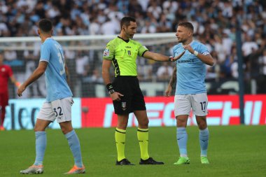 Roma, İtalya 16.10.2022: 16 Ekim 2022 'de İtalya' nın başkenti Roma 'da SS Lazio ile Udinese Calcio arasında oynanan Serie A maçı sırasında Lazio' nun hareketsiz kalmasına karşı çıkan hakem Andrea Colombo.