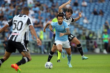 Roma, İtalya 16.10.2022: Lazio 'lu Anderson ve Udinese' li Lazio 'lu Lazar Samarciç, 16 Ekim 2022' de İtalya 'nın başkenti Roma' da oynanan Serie A karşılaşmasında SS Lazio ile Udinese Calcio arasında maç yapıyorlar..
