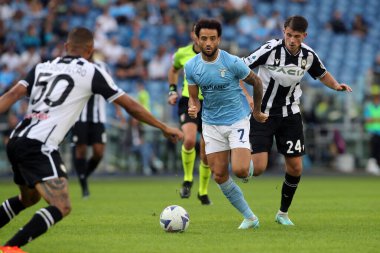 Roma, İtalya 16.10.2022: Lazio 'lu Anderson ve Udinese' li Lazio 'lu Lazar Samarciç, 16 Ekim 2022' de İtalya 'nın başkenti Roma' da oynanan Serie A karşılaşmasında SS Lazio ile Udinese Calcio arasında maç yapıyorlar..