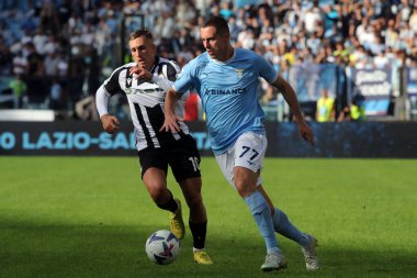 Roma, İtalya 16.10.2022: Udinese 'li Gerard Deulofeu, Lazio' lu Marusiç SS Lazio ile Udinese Calcio arasında 16 Ekim 2022 'de İtalya' nın başkenti Roma 'da oynanan karşılaşmada.