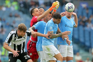 Roma, İtalya 16.10.2022: Udinese 'li Marco Silvestri, Lazio' lu Romagnoli, 16 Ekim 2022 'de İtalya' nın başkenti Roma 'da SS Lazio ile Udinese Calcio arasında oynanan karşılaşma sırasında eylem halindeydi..