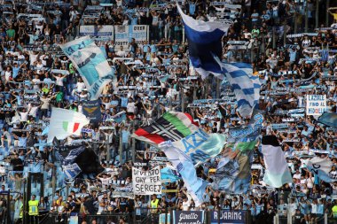 Roma, İtalya 16.10.2022: 16 Ekim 2022 tarihinde İtalya 'nın başkenti Roma' da oynanan Serie A karşılaşmasında Lazio ve Udinese Calcio arasında oynanan Curva nord Lazio taraftarları.