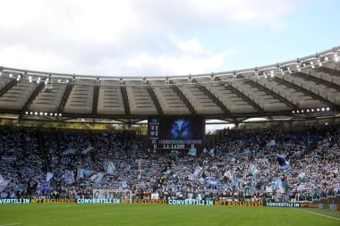 Roma, İtalya 16.10.2022: 16 Ekim 2022 tarihinde İtalya 'nın başkenti Roma' da oynanan Serie A karşılaşmasında Lazio ve Udinese Calcio arasında oynanan Curva nord Lazio taraftarları.