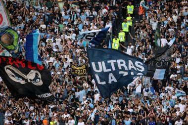 Roma, İtalya 16.10.2022: 16 Ekim 2022 tarihinde İtalya 'nın başkenti Roma' da oynanan Serie A karşılaşmasında Lazio ve Udinese Calcio arasında oynanan Curva nord Lazio taraftarları.