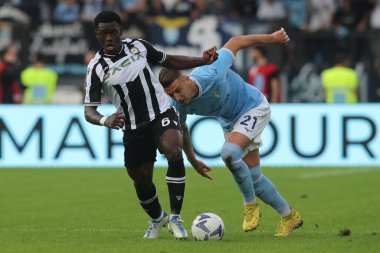 Roma, İtalya 16.10.2022: Udinese 'den Jean-Victor Makengo ve Milinkoviç, 16 Ekim 2022' de İtalya 'nın başkenti Roma' da oynanan Serie A karşılaşmasında SS Lazio ile Udinese Calcio arasında maç yapıyorlar..