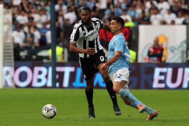 Roma, İtalya 16.10.2022: Udinese 'li Beto ve Lazio' lu Cataldi, 16 Ekim 2022 'de İtalya' nın başkenti Roma 'da SS Lazio ile Udinese Calcio arasında oynanan karşılaşma sırasında eylem halindeler..
