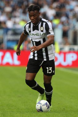 Roma, İtalya 16.10.2022: İtalya 'nın başkenti Roma' da 16 Ekim 2022 'de İtalya' nın başkenti Roma 'da oynanan Serie A karşılaşmasında SS Lazio ile Udinese Calcio arasında oynanan karşılaşma sırasında Udinese' li Destiny Dogie eylemde..