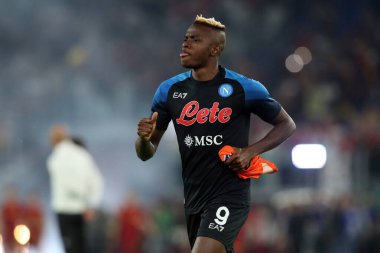 Roma, İtalya 23.10.2022: Victor Osihmen (Napoli) İtalyan futbol şampiyonası Serie A 2022-2023 öncesinde İtalya 'nın başkenti Roma' daki Olimpiyat Stadyumu 'nda AS Romanlar ve Napoli Calcio arasında oynanan karşılaşma sırasında ısındı..