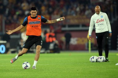 Roma, İtalya 23.10.2022: İtalyan futbol şampiyonası Serie A 2022-2023 öncesinde Kim Min-Jae (Napoli), İtalya 'nın başkenti Roma' daki Olimpiyat Stadyumu 'nda AS Romanlar ve Napoli Calcio arasında oynanan karşılaşma sırasında ısındı..