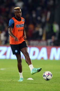 Roma, İtalya 23.10.2022: Victor Osihmen (Napoli) İtalyan futbol şampiyonası Serie A 2022-2023 öncesinde İtalya 'nın başkenti Roma' daki Olimpiyat Stadyumu 'nda AS Romanlar ve Napoli Calcio arasında oynanan karşılaşma sırasında ısındı..