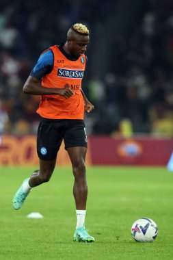Roma, İtalya 23.10.2022: Victor Osihmen (Napoli) İtalyan futbol şampiyonası Serie A 2022-2023 öncesinde İtalya 'nın başkenti Roma' daki Olimpiyat Stadyumu 'nda AS Romanlar ve Napoli Calcio arasında oynanan karşılaşma sırasında ısındı..