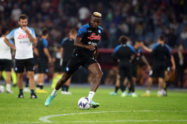 Roma, İtalya 23.10.2022: Victor Osihmen (Napoli) İtalyan futbol şampiyonası Serie A 2022-2023 öncesinde İtalya 'nın başkenti Roma' daki Olimpiyat Stadyumu 'nda AS Romanlar ve Napoli Calcio arasında oynanan karşılaşma sırasında ısındı..