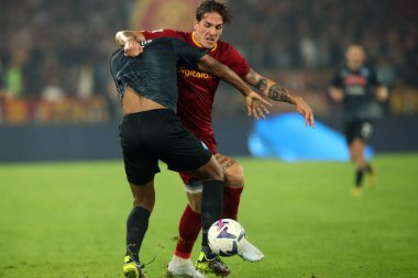 Roma, İtalya 23.10.2022: Nicolo Zaniolo (AS ROMA), Juan İsa (Napoli) İtalyan futbol şampiyonası Serie A 2022-2023 sezonunda, İtalya 'nın başkenti Roma' da bulunan Olimpiyat Stadyumu 'nda AS Roma ile Napoli Calcio arasında oynanan karşılaşma..