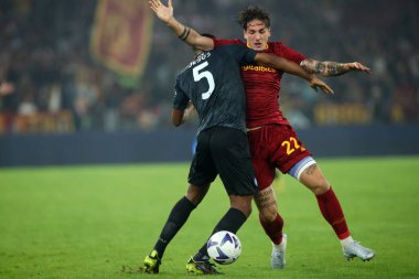 Roma, İtalya 23.10.2022: Nicolo Zaniolo (AS ROMA), Juan İsa (Napoli) İtalyan futbol şampiyonası Serie A 2022-2023 sezonunda, İtalya 'nın başkenti Roma' da bulunan Olimpiyat Stadyumu 'nda AS Roma ile Napoli Calcio arasında oynanan karşılaşma..