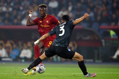 Roma, İtalya 23.10.2022: Tammy Abrham (AS ROMA), Kim Min-Jae (Napoli) İtalya 'nın başkenti Roma' daki Olimpiyat Stadyumu 'nda AS Roman Napoli Calcio' ya karşı oynanan 2022-2023 sezonunda mücadele etti..