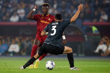 Roma, İtalya 23.10.2022: Tammy Abrham (AS ROMA), Kim Min-Jae (Napoli) İtalya 'nın başkenti Roma' daki Olimpiyat Stadyumu 'nda AS Roman Napoli Calcio' ya karşı oynanan 2022-2023 sezonunda mücadele etti..