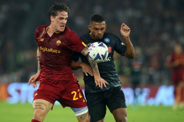 Roma, İtalya 23.10.2022: Nicolo Zaniolo (AS ROMA), Juan İsa (Napoli) İtalyan futbol şampiyonası Serie A 2022-2023 sezonunda, İtalya 'nın başkenti Roma' da bulunan Olimpiyat Stadyumu 'nda AS Roma ile Napoli Calcio arasında oynanan karşılaşma..