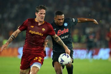 Roma, İtalya 23.10.2022: Nicolo Zaniolo (AS ROMA), Juan İsa (Napoli) İtalyan futbol şampiyonası Serie A 2022-2023 sezonunda, İtalya 'nın başkenti Roma' da bulunan Olimpiyat Stadyumu 'nda AS Roma ile Napoli Calcio arasında oynanan karşılaşma..