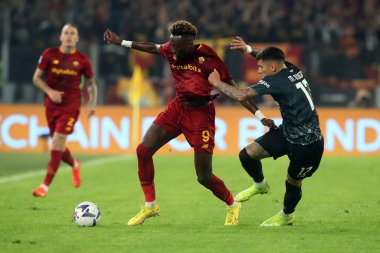 Roma, İtalya 23.10.2022: Tammy Abrham (AS ROMA), Matias Oliveira (Napoli) İtalyan futbol şampiyonası Serie A 2022-2023, AS Romanlar Napoli Calcio 'ya karşı Roma Olimpiyat Stadyumu' nda oynanan karşılaşma..