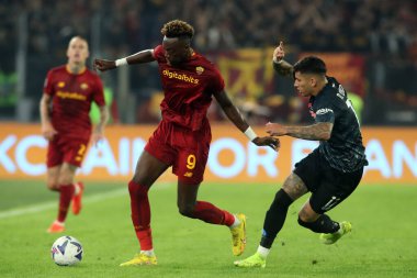 Roma, İtalya 23.10.2022: Tammy Abrham (AS ROMA), Matias Oliveira (Napoli) İtalyan futbol şampiyonası Serie A 2022-2023, AS Romanlar Napoli Calcio 'ya karşı Roma Olimpiyat Stadyumu' nda oynanan karşılaşma..