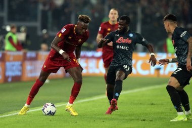Roma, İtalya 23.10.10.2022: Tammy Abrham (AS ROMA), Tanguy Ndombele (Napoli) İtalyan futbol şampiyonası Serie A 2022-2023, AS Romanlar Napoli Calcio 'ya karşı Roma Olimpiyat Stadyumu' nda oynanan karşılaşma..
