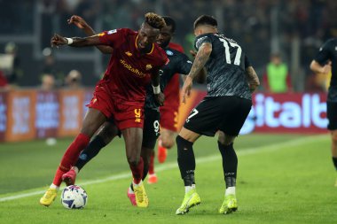 Roma, İtalya 23.10.10.2022: Tammy Abrham (AS ROMA), Tanguy Ndombele (Napoli) İtalyan futbol şampiyonası Serie A 2022-2023, AS Romanlar Napoli Calcio 'ya karşı Roma Olimpiyat Stadyumu' nda oynanan karşılaşma..