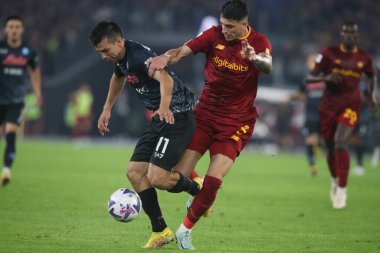 Roma, İtalya 23.10.2022: Hirving Lozano (Napoli), Roger Ibanez (AS ROMA) İtalyan futbol şampiyonası Serie A 2022-2023, AS Romanlar Napoli Calcio 'ya karşı Roma Olimpiyat Stadyumu' nda oynanan karşılaşma..