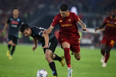 Roma, İtalya 23.10.2022: Hirving Lozano (Napoli), Roger Ibanez (AS ROMA) İtalyan futbol şampiyonası Serie A 2022-2023, AS Romanlar Napoli Calcio 'ya karşı Roma Olimpiyat Stadyumu' nda oynanan karşılaşma..