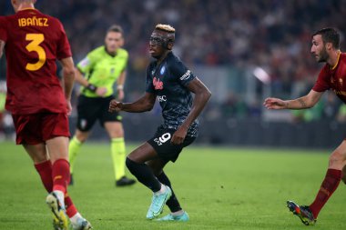 Roma, İtalya 23.10.2022: Victor Osihmen (Napoli) İtalya 'nın başkenti Roma' da bulunan Olimpiyat Stadyumu 'nda AS Romanlar ve Napoli Calcio arasında oynanan 2022-2023 sezonunda görev aldı..