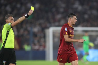 Roma, İtalya 23.10.2022: İtalya Futbol Şampiyonası Serie A 2022-2023 sezonunda Roger Ibanez için sarı kart, İtalya 'nın başkenti Roma' daki Olimpiyat Stadyumu 'nda AS Romanlar ve Napoli Calcio arasında oynanan karşılaşma..
